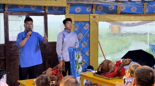 圖為草原蒙古包全羊宴。人民網(wǎng)記者 金洪花攝