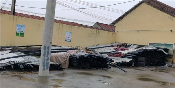 至今仍堆放在村委會院里的自來水管道。 人民網(wǎng)記者 金慧慧攝