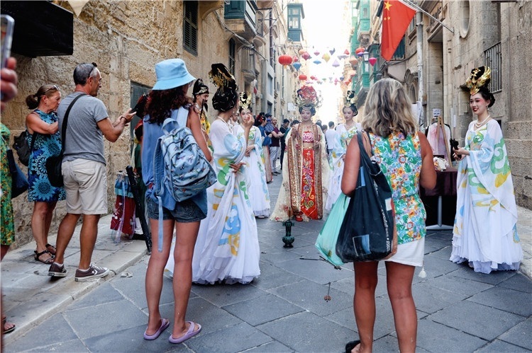 圖為花燈點(diǎn)亮儀式現(xiàn)場。 馬耳他中國文化中心供圖