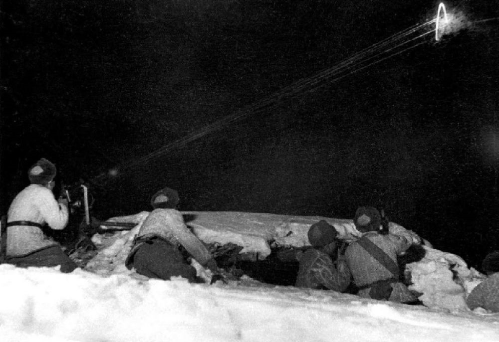  ↑1950年12月，在朝鮮長津湖，中國人民志愿軍第27軍連隊(duì)機(jī)槍手向美軍陣地射擊。新華社發(fā)（張崇岫 攝）