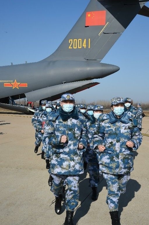 ↑2020年2月17日，一批軍隊(duì)支援湖北醫(yī)療隊(duì)員抵達(dá)武漢天河機(jī)場。新華社記者 黎云 攝