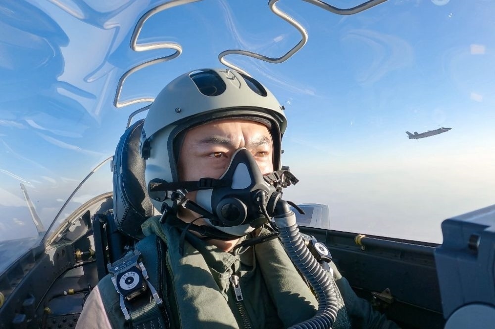 ↑全國人大代表、“強(qiáng)軍先鋒飛行大隊(duì)”大隊(duì)長高中強(qiáng)進(jìn)行編隊(duì)飛行訓(xùn)練（2023年2月9日攝）。新華社發(fā)（姜皓元 攝）