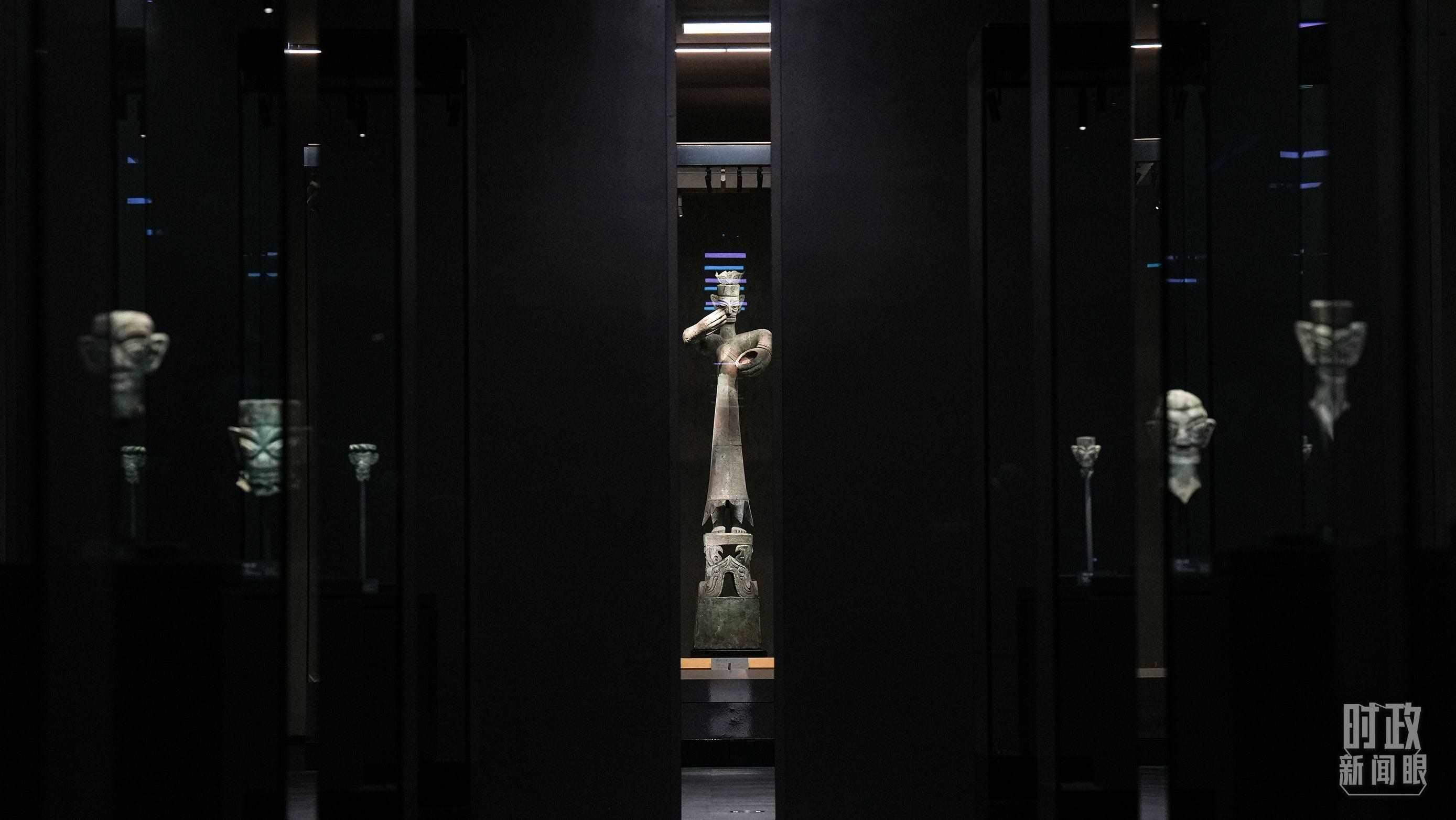 △三星堆出土的青銅大立人像。（總臺(tái)國(guó)廣記者李晉拍攝）