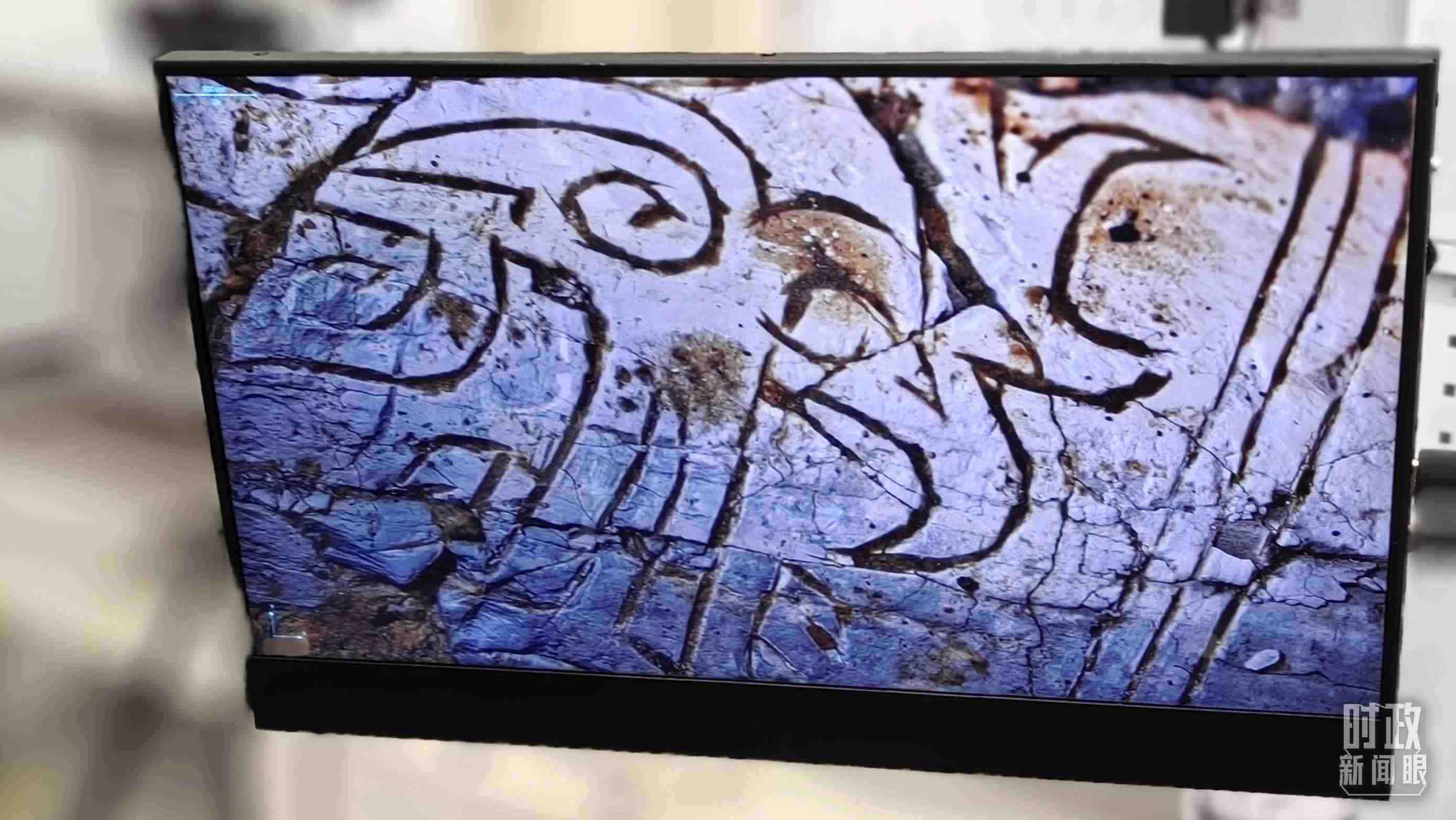 △顯微鏡下，三星堆文物的紋路清晰可見(jiàn)。（總臺(tái)央視記者王萌萌拍攝）