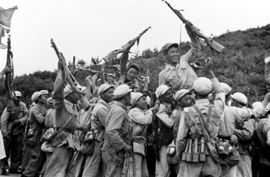  這是中國人民志愿軍和朝鮮人民軍一起歡慶戰(zhàn)斗勝利。新華社發(fā)（資料照片）