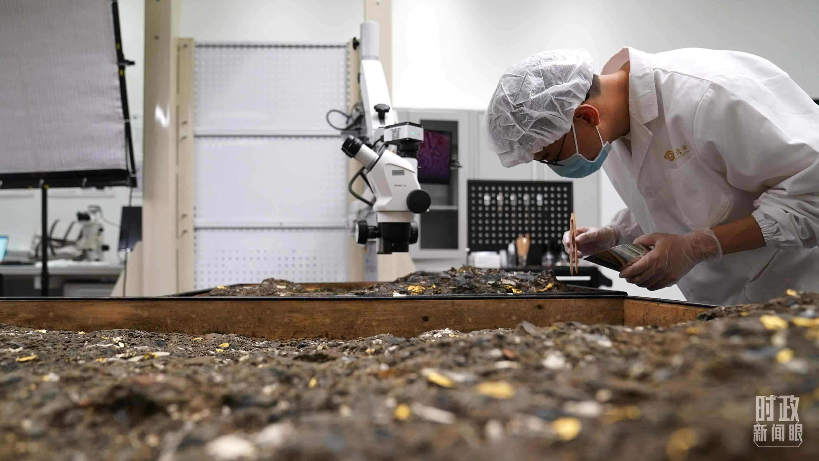△工作中的三星堆文保人員。（總臺(tái)國(guó)廣記者李晉拍攝）