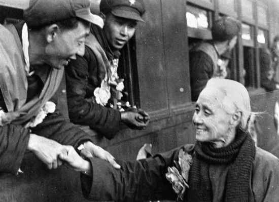 全國的鐵路工人們，一批批地志愿前往朝鮮前線工作，這是隴海路的鐵路工人魏志杰在臨行時和他母親告別的情形。新華社發(fā)（資料照片）