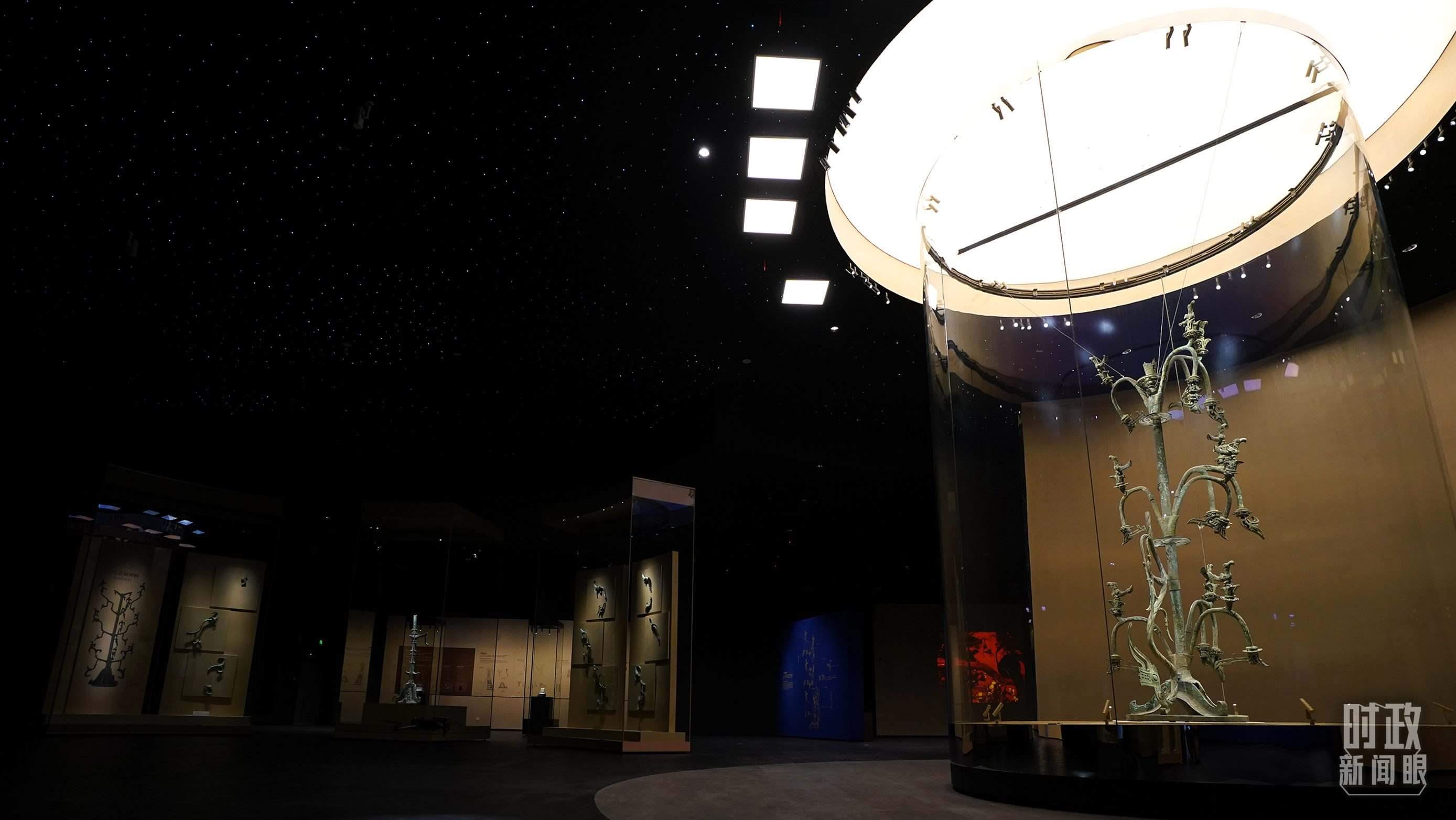 △三星堆出土的青銅神樹。（總臺(tái)國(guó)廣記者李晉拍攝）