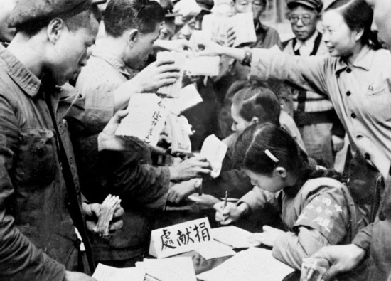 全國各地工商界踴躍捐獻款項，支援志愿軍。這是重慶市工商業(yè)者捐獻的情形。新華社發(fā)（資料照片）