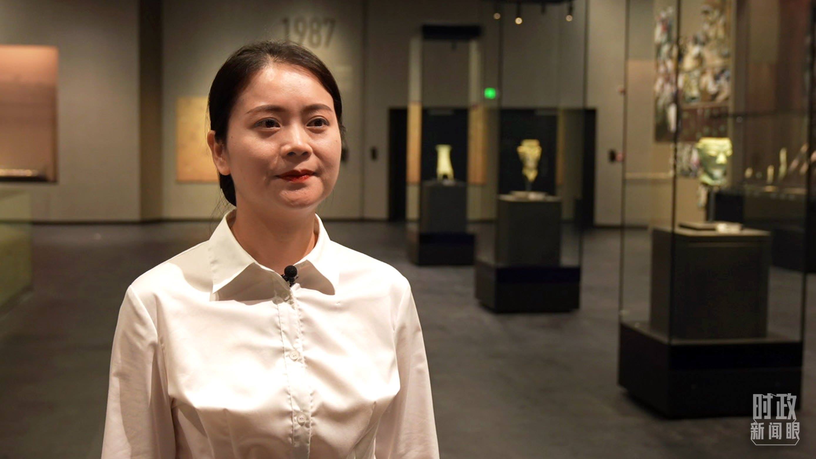 △當(dāng)天現(xiàn)場(chǎng)負(fù)責(zé)講解的三星堆博物館公眾服務(wù)部程靜。（總臺(tái)央廣記者馬喆拍攝）