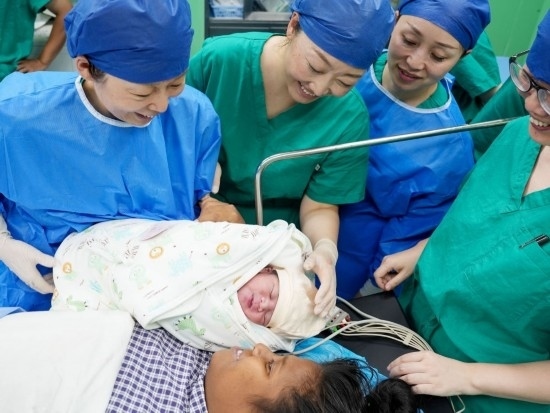 中國海軍“和平方舟”號醫(yī)院船在基里巴斯為29歲的塔拉瓦居民德阿瑞接生了一名“和平寶寶”（2023年7月16日攝）。新華社發(fā)（劉偉 攝）