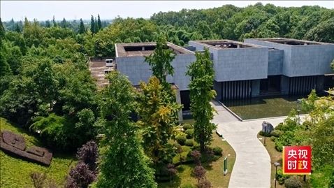 △2021年正式投入使用的三星堆文物保護(hù)修復(fù)館，堅(jiān)持保護(hù)修復(fù)與考古研究同步進(jìn)行，館內(nèi)分文保工作區(qū)和參觀區(qū)。