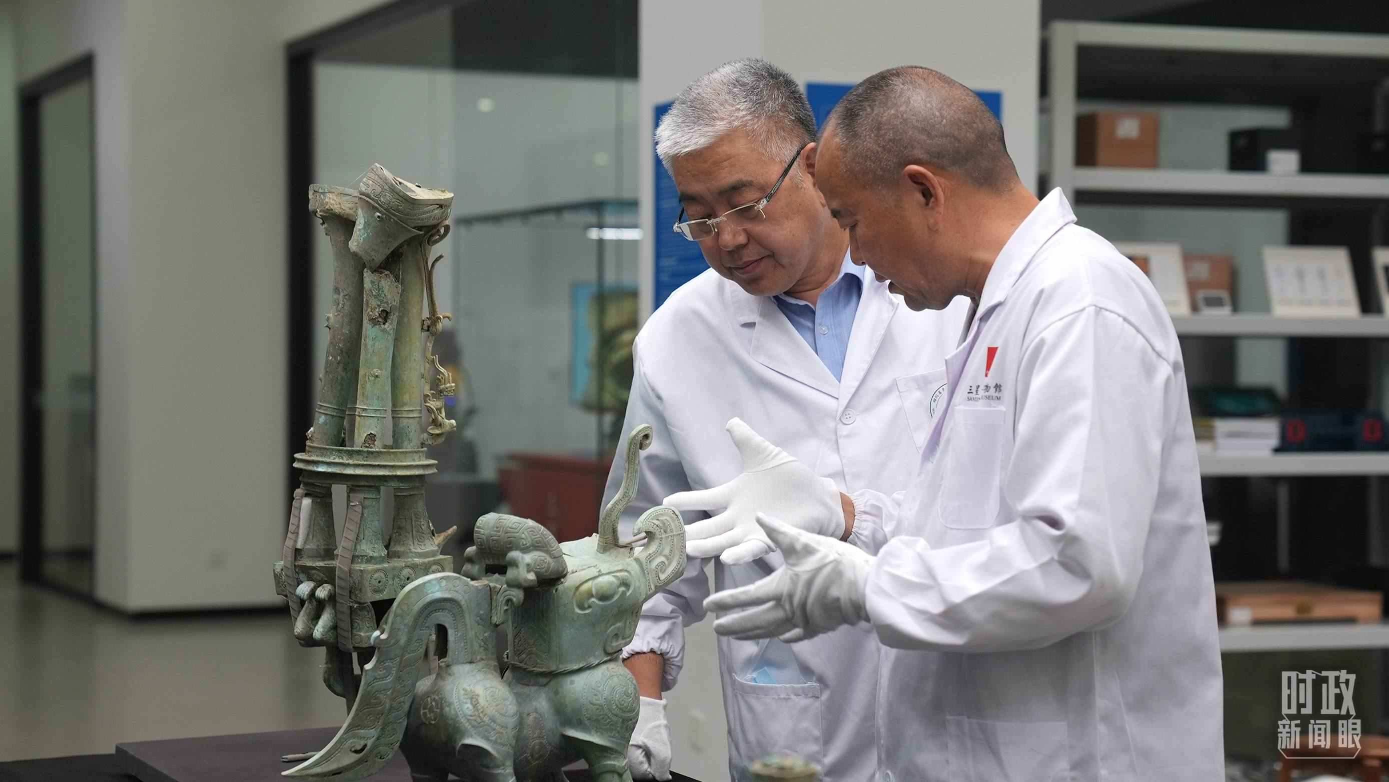 △三星堆文保專家正在就修復(fù)方案進(jìn)行討論。（總臺(tái)央視記者劉琦拍攝）