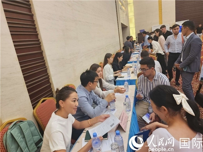 圖為中企代表與哈留華畢業(yè)生現(xiàn)場交流。人民網(wǎng)記者 李強攝