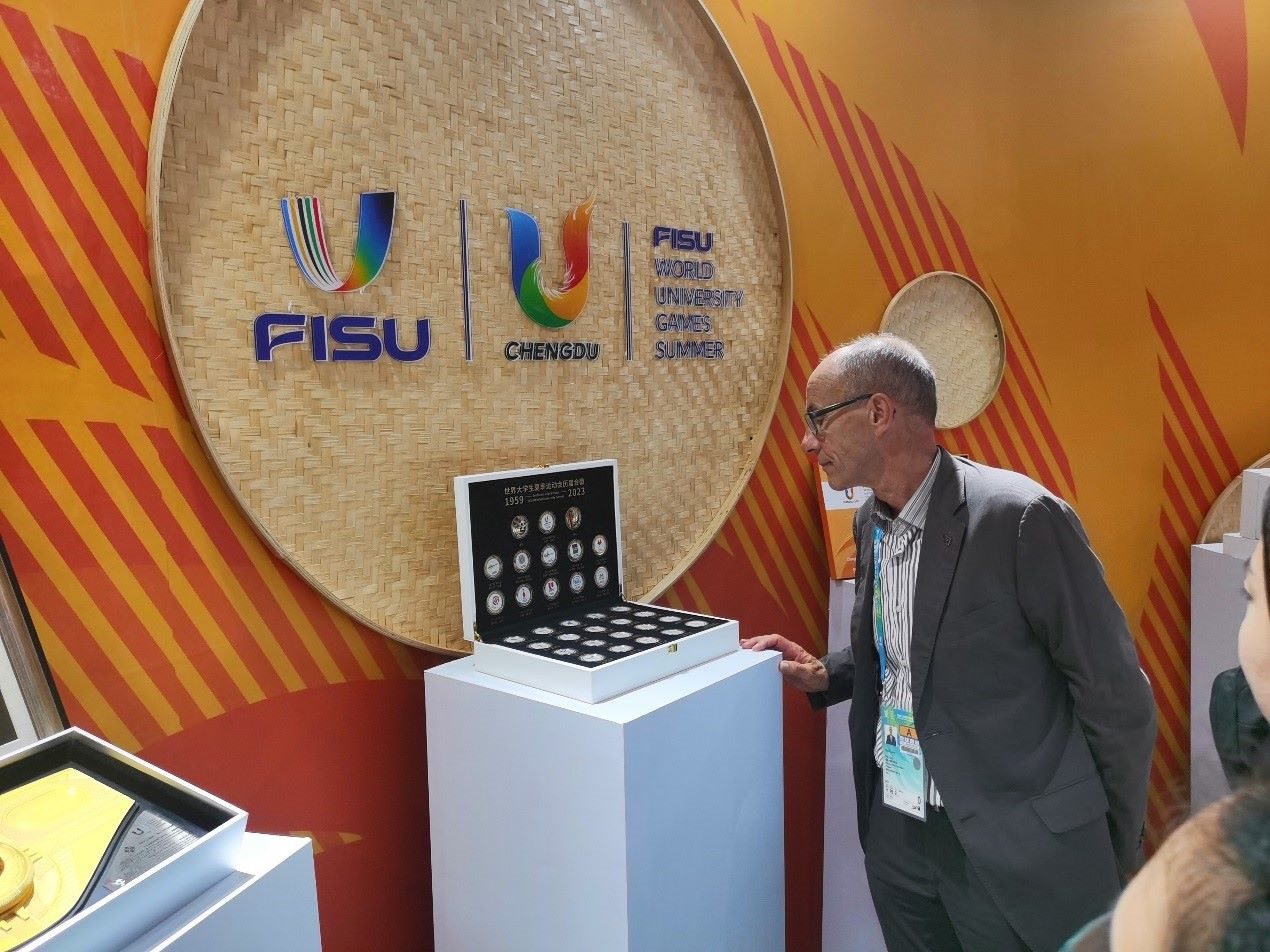 國際大體聯(lián)代理主席雷諾·艾德參觀大運(yùn)會(huì)特許商品。 人民網(wǎng)記者 楊磊攝