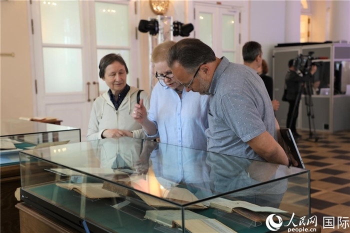 中俄圖書館論壇嘉賓共同參觀由俄羅斯國立列寧圖書館舉辦的館藏中國古籍善本圖書展。人民網(wǎng)記者 隋鑫攝