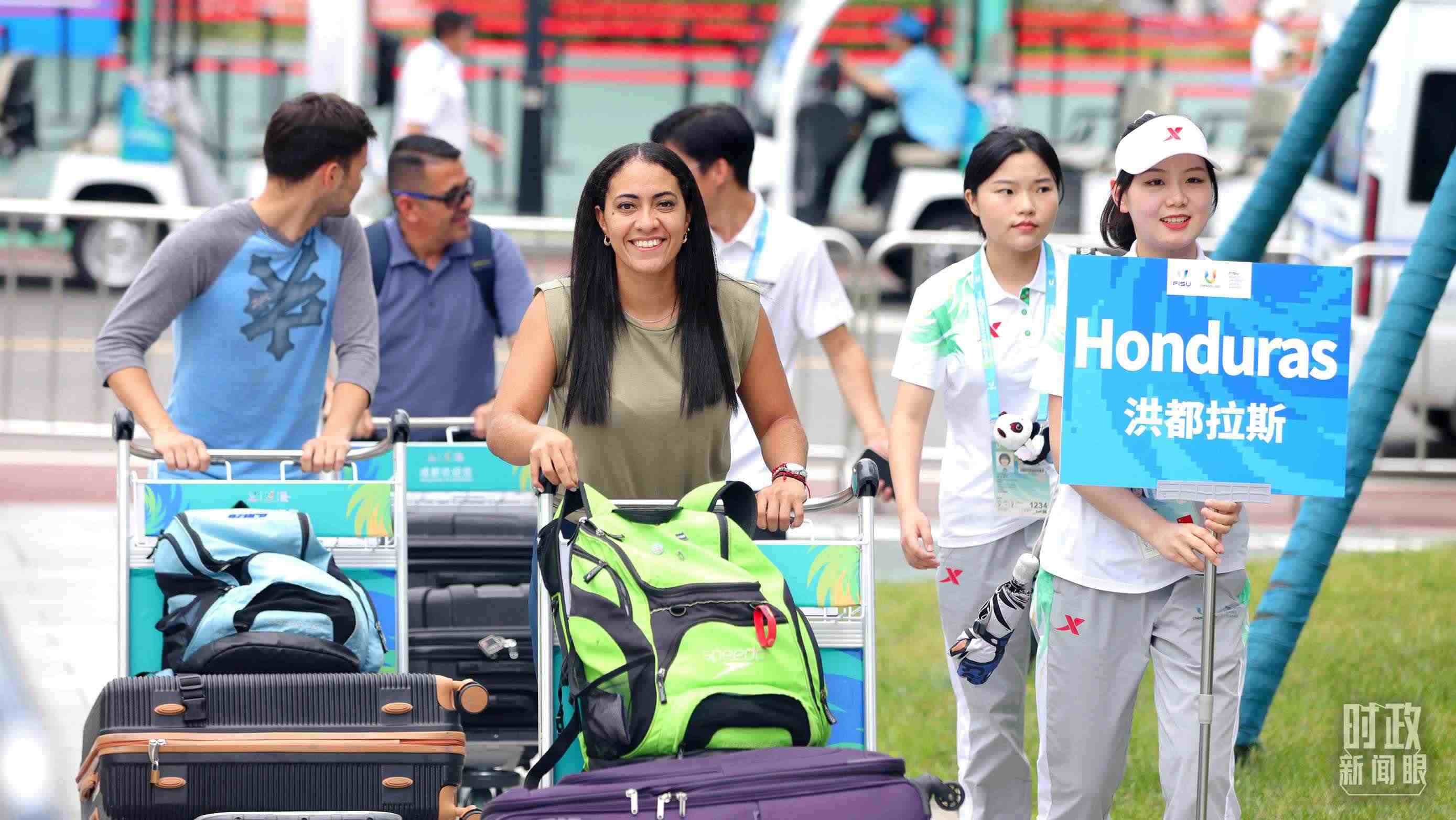 各國代表團成員相繼抵達成都大運村。（總臺央視記者魏幫軍拍攝）