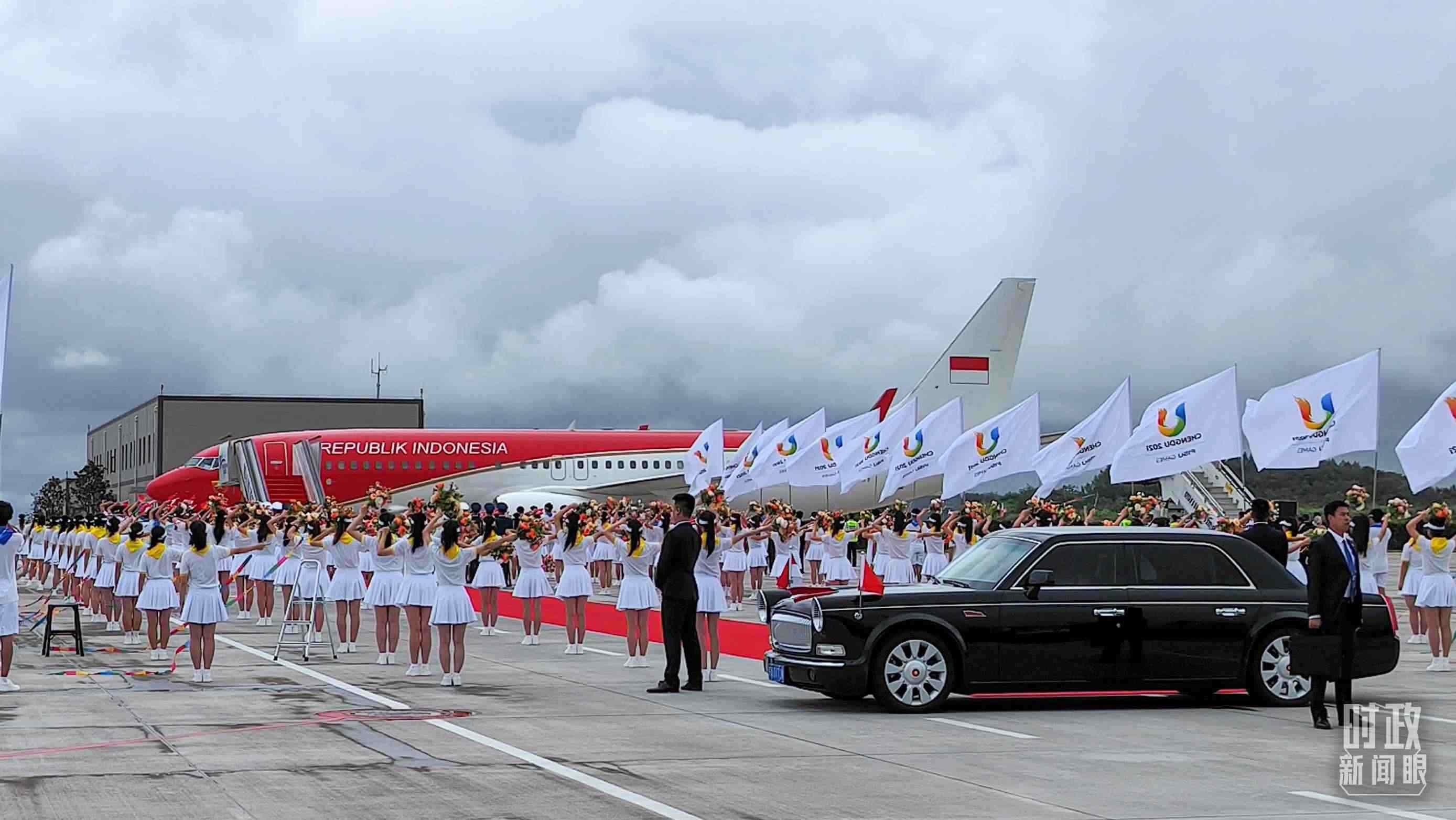 7月27日下午，印尼總統(tǒng)佐科抵達成都。（總臺央視記者王子杭拍攝）