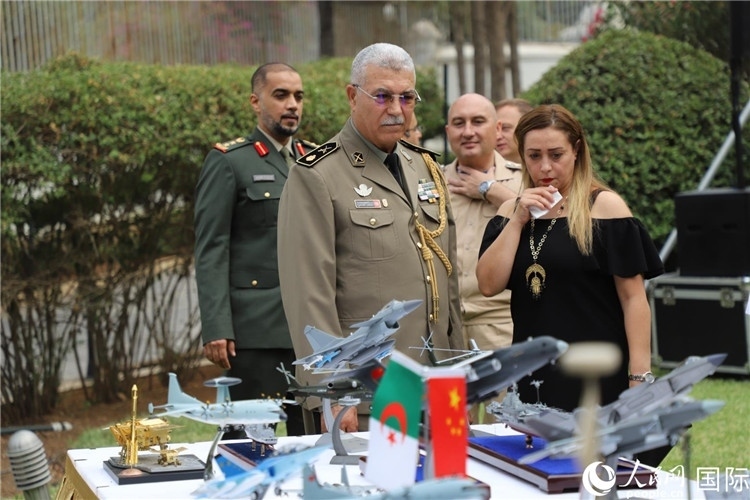 圖為與會嘉賓參觀招待會設(shè)置的武器裝備模型展臺。人民網(wǎng)記者 王傳寶攝