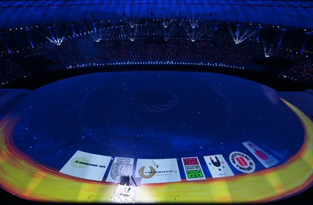 7月28日，國(guó)際大學(xué)生體育聯(lián)合會(huì)會(huì)旗在開(kāi)幕式上入場(chǎng)。新華社記者劉磊攝