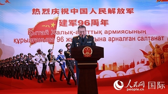 哈國防部副部長卡馬列特季諾夫中將發(fā)表致辭。人民網(wǎng)記者 李強攝