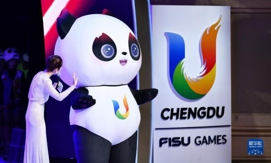 7月29日，成都大運(yùn)會(huì)吉祥物“蓉寶”在聯(lián)歡會(huì)現(xiàn)場(chǎng)。新華社記者 張端 攝
