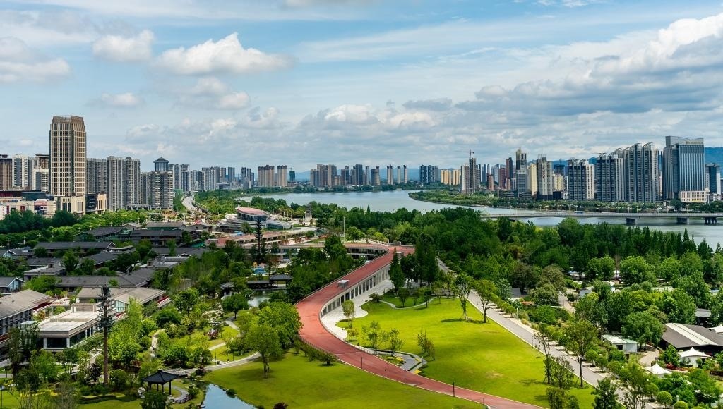 4月30日拍攝的天漢濕地公園景色。新華社發(fā)（李偉 攝）