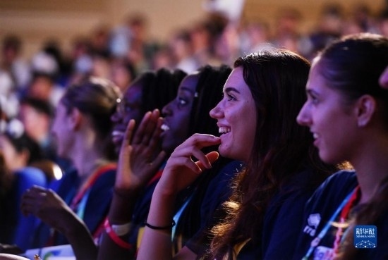 7月29日，外國(guó)運(yùn)動(dòng)員在聯(lián)歡會(huì)現(xiàn)場(chǎng)觀看節(jié)目。新華社記者 張端 攝