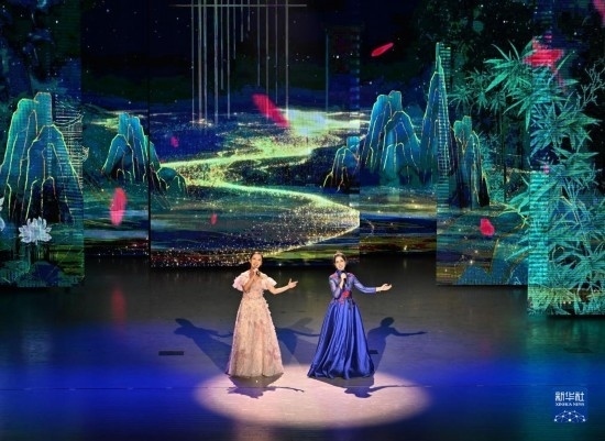 7月29日，演員在聯(lián)歡會(huì)現(xiàn)場(chǎng)演唱。新華社記者 蔡湘鑫 攝