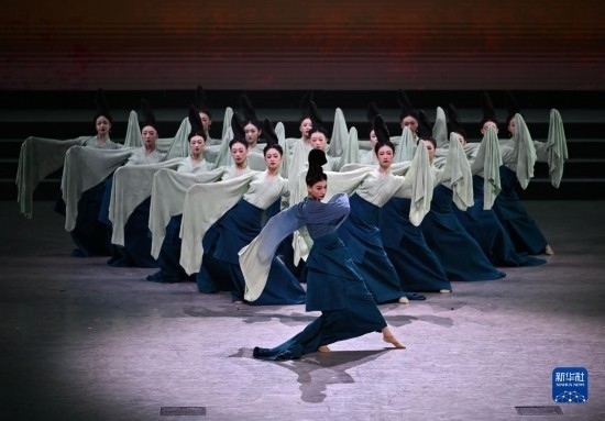 7月29日，演員在聯(lián)歡會(huì)現(xiàn)場(chǎng)表演《只此青綠》。新華社記者 蔡湘鑫 攝