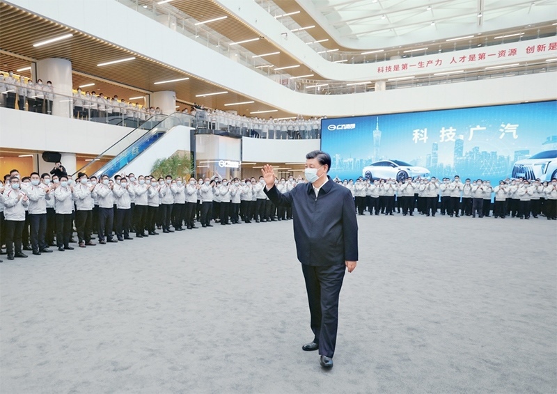 2023年4月10日至13日，中共中央總書記、國家主席、中央軍委主席習(xí)近平在廣東考察。這是12日下午，習(xí)近平在廣汽研究院向職工們揮手致意。 新華社記者 鞠鵬/攝