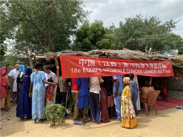 圖為草棚下的就診患者。中國(guó)駐乍得醫(yī)療隊(duì)供圖