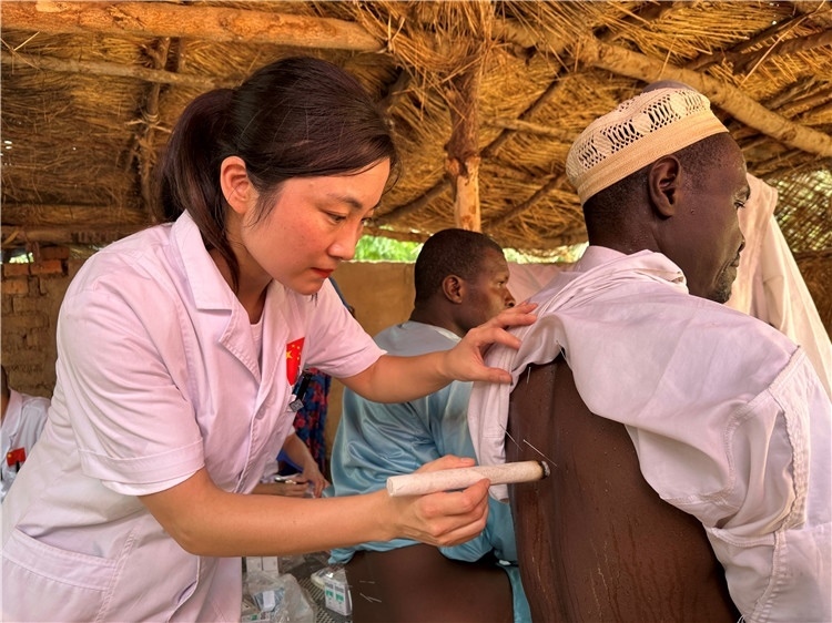 圖為吉安市中心人民醫(yī)院中醫(yī)科副主任醫(yī)師王李妮為患者進(jìn)行針灸治療。中國(guó)駐乍得醫(yī)療隊(duì)提供