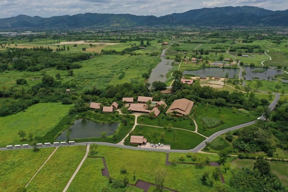 這是在浙江省杭州市余杭區(qū)拍攝的良渚古城遺址公園（2022年7月6日攝，無人機照片）。新華社記者 黃宗治 攝