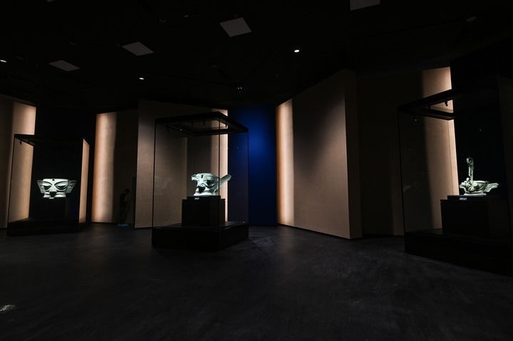 7月26日在三星堆博物館新館拍攝的展品。新華社記者 王曦 攝