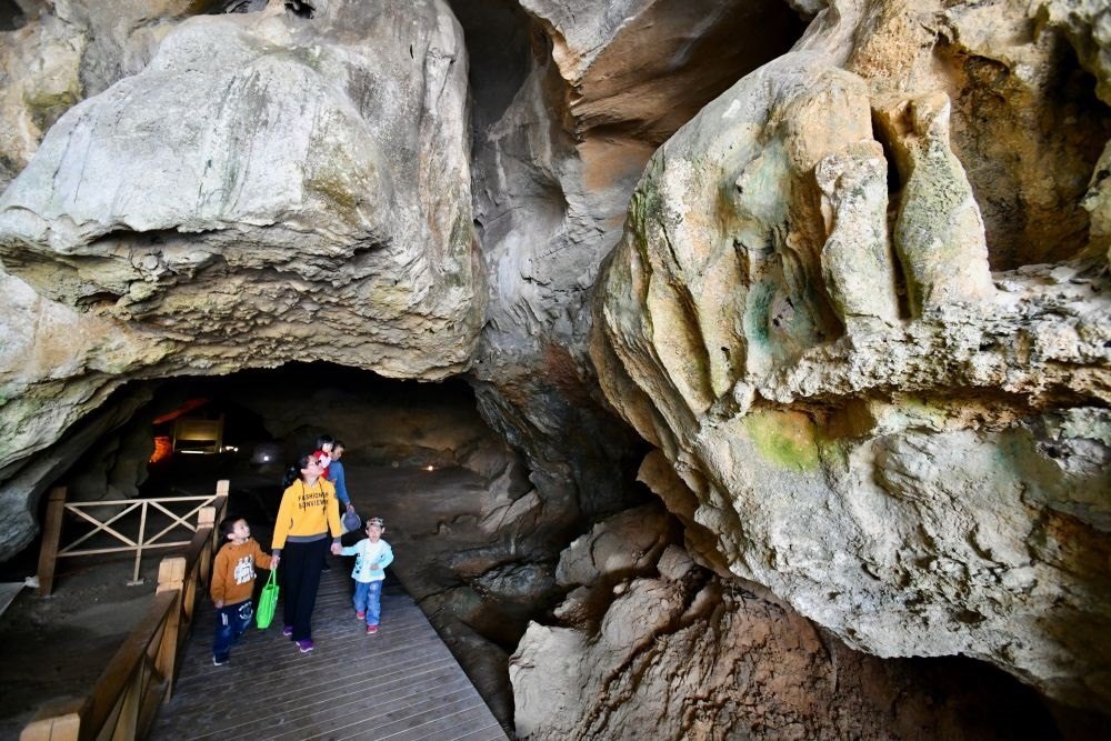 游人在位于福建省三明市三元區(qū)巖前鎮(zhèn)的萬壽巖遺址船帆洞游覽（2020年4月9日攝）。新華社記者 姜克紅 攝
