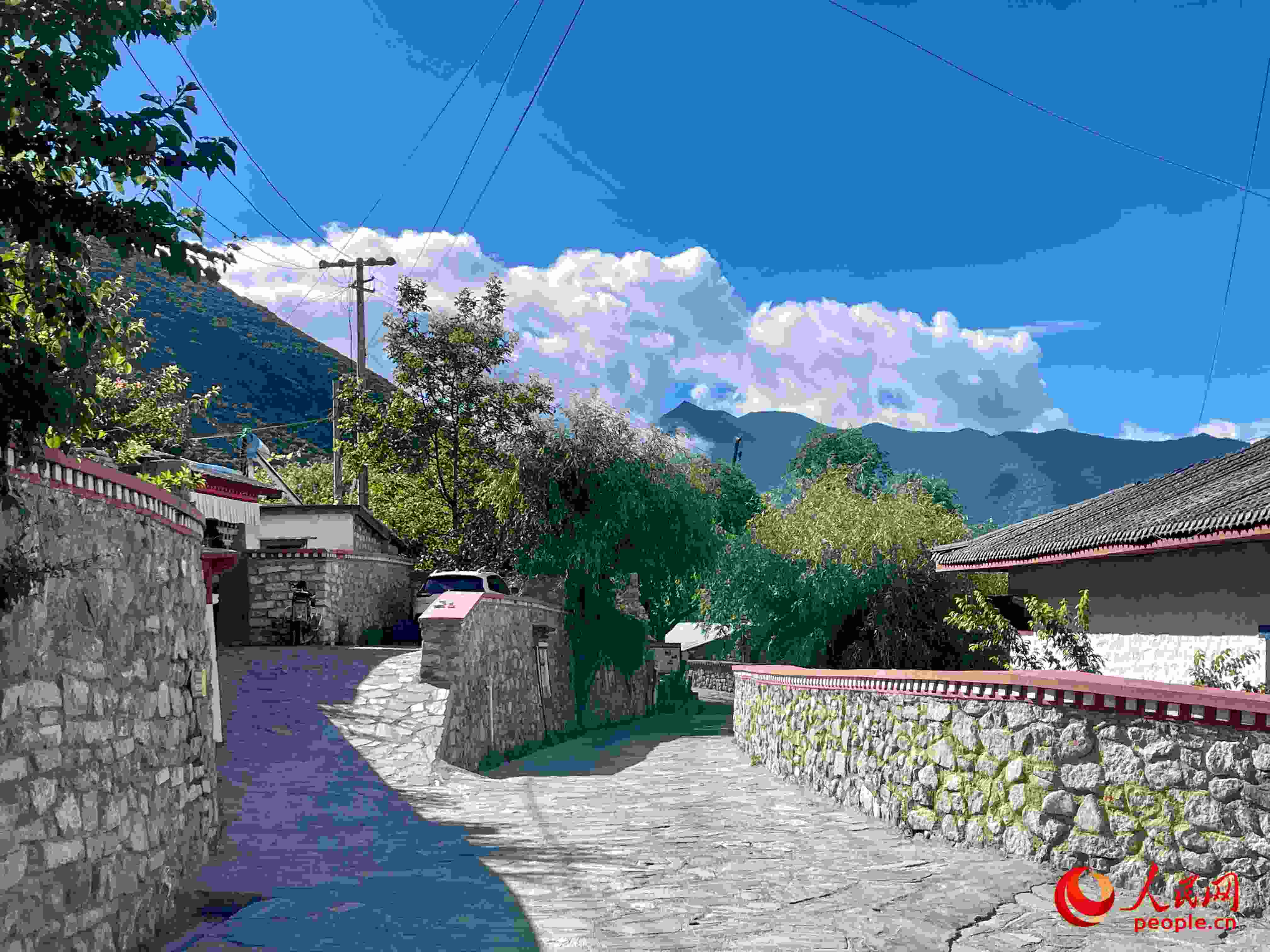 嘎拉村的村貌。人民網 周靜圓攝