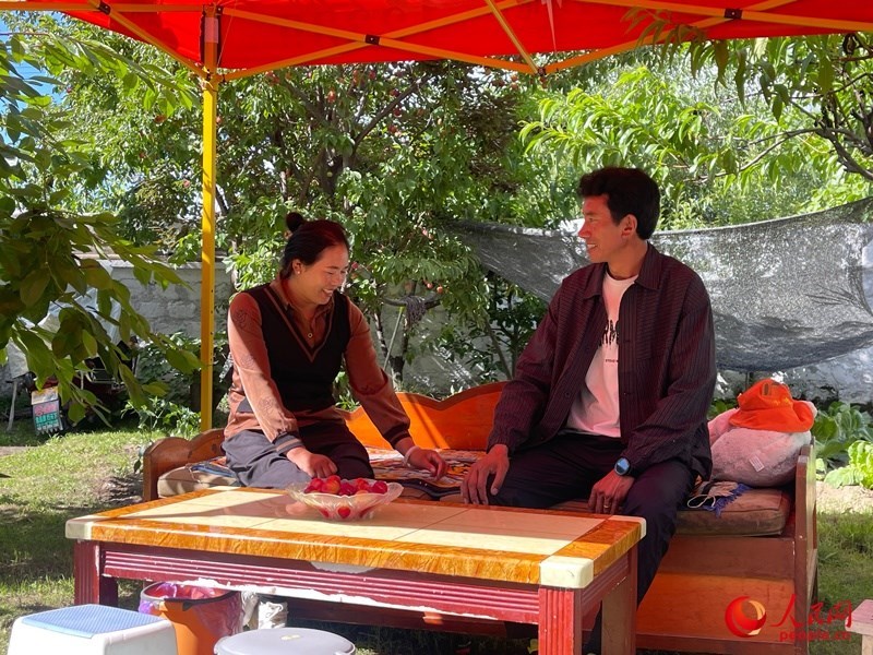 嘎拉村村民達瓦堅參和他的妻子。人民網 周靜圓攝