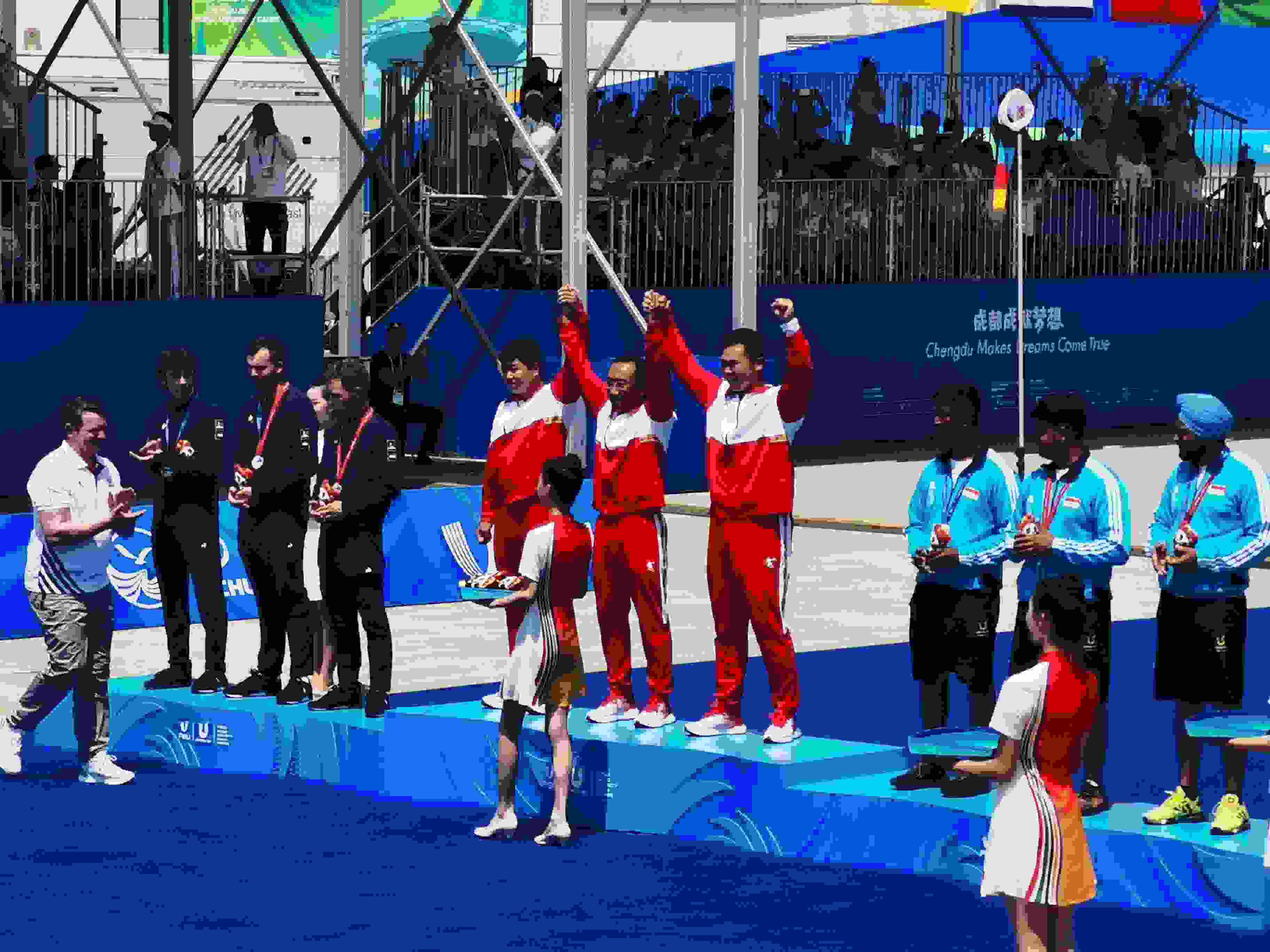 7月30日，在成都大運(yùn)會(huì)男子復(fù)合弓團(tuán)體頒獎(jiǎng)儀式中，中國隊(duì)?wèi)c祝奪得冠軍。 人民網(wǎng)記者 楊磊攝