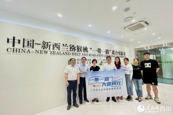 采訪團(tuán)走進(jìn)中國-新西蘭獼猴桃“一帶一路”聯(lián)合實驗室。人民網(wǎng)記者 朱虹攝