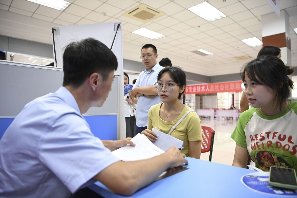 2023年7月29日，“揚就業(yè)之帆，啟夢想之旅”2023年寧夏（銀川）離校未就業(yè)高校畢業(yè)生招聘會在寧夏（銀川）人力資源服務(wù)產(chǎn)業(yè)園舉行。求職者（右）在招聘會現(xiàn)場與用人單位交流。新華社記者 馮開華 攝