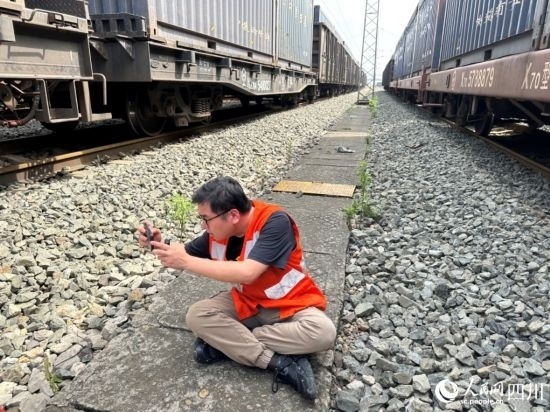 記者在成都北編組站編組場拍攝。人民網(wǎng)記者 王紹紹攝