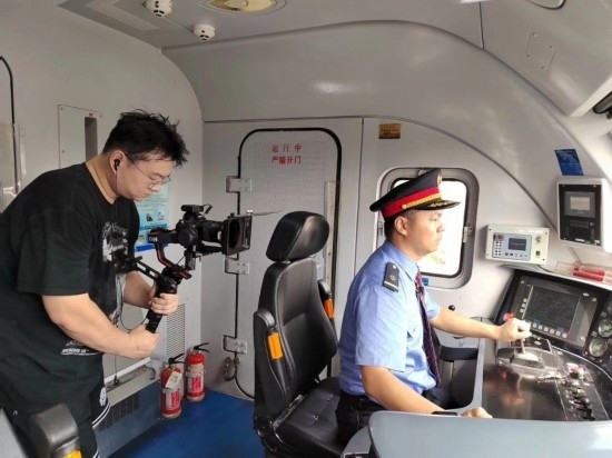 記者采訪中歐班列（成都）首發(fā)司機(jī)仲俊斕。成都機(jī)務(wù)段供圖