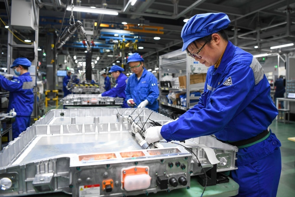 在位于江蘇常州溧陽的上汽時代動力電池系統(tǒng)有限公司，工人在車間進行電池生產(chǎn)（2023年2月16日攝）。常州市擁有鋰電池電芯及配套生產(chǎn)企業(yè)120余家，動力電池產(chǎn)業(yè)2022年實現(xiàn)產(chǎn)值超1700億元。新華社記者 李博 攝