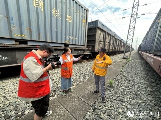 記者采訪中歐班列（成都）首發(fā)班列“專檢小組”組長劉偉。人民網(wǎng)記者 王波攝