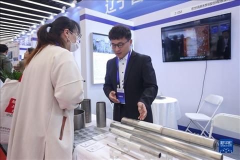 4月8日，參展商在2023中國中小企業(yè)發(fā)展大會“專精特新”中小企業(yè)展覽會上向觀眾介紹產(chǎn)品。新華社記者 龍雷 攝