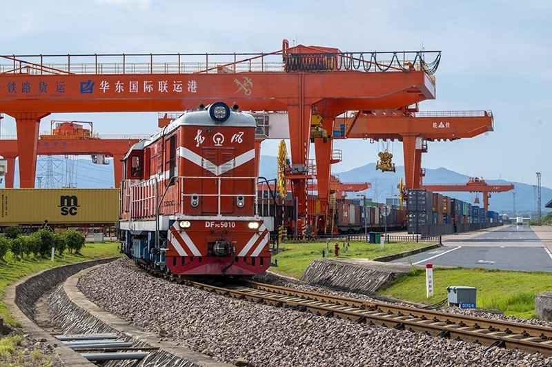 △2023年7月25日，在浙江省金華市華東國際聯(lián)運港，一輛“義新歐”中歐班列裝載著110個標箱日用百貨、家用電器、家裝材料等貨物，啟程駛向哈薩克斯坦。