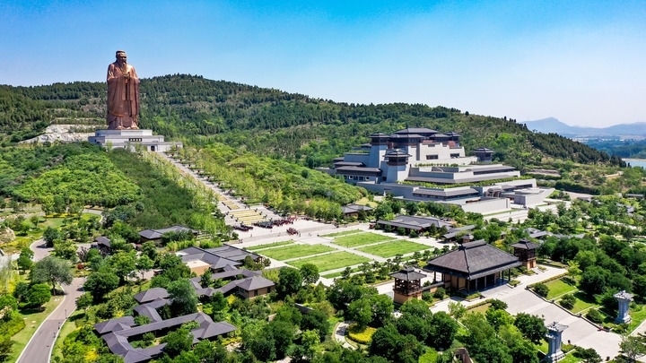 這是2023年6月8日拍攝的山東省曲阜市尼山圣境（無(wú)人機(jī)照片）。新華社記者 郭緒雷 攝