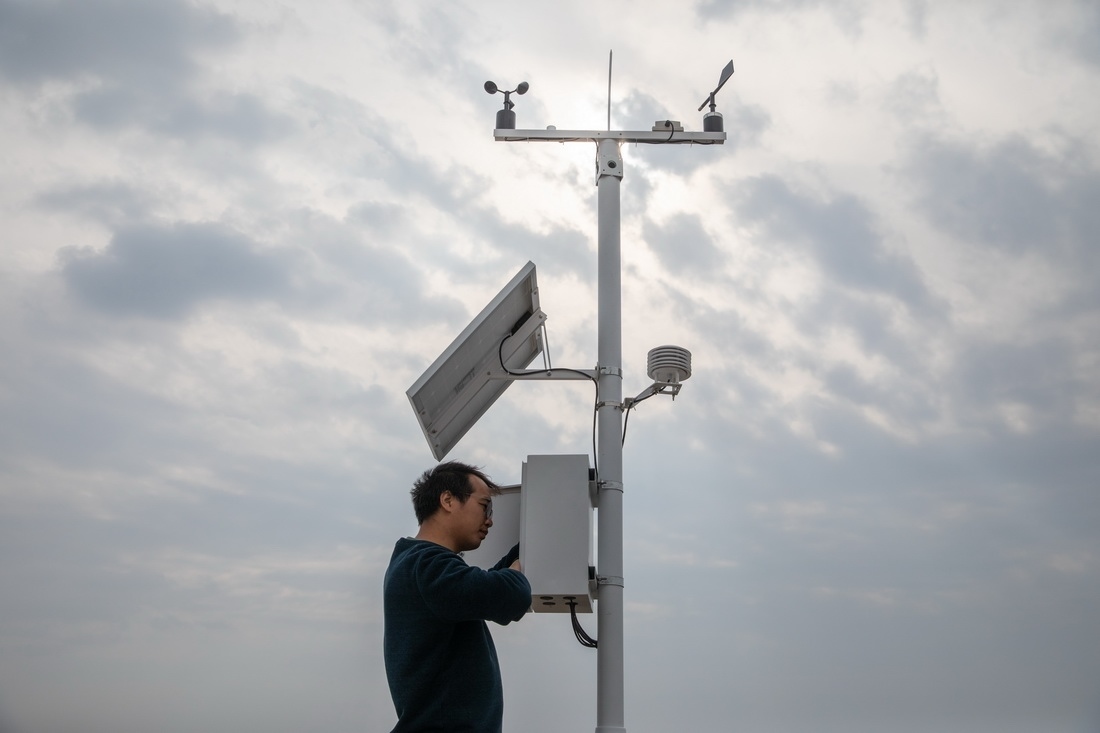 在北大荒集團閆家崗農(nóng)場有限公司農(nóng)業(yè)現(xiàn)代化示范區(qū)，工作人員在調試氣象設備（4月27日攝）。新華社記者 張濤 攝