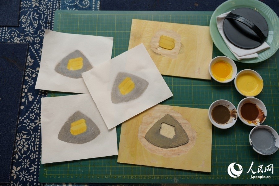 圖為丁未堂創(chuàng)作的木版畫(huà)及木版。人民網(wǎng)記者 張若涵攝